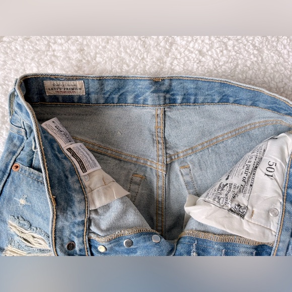 Distressed Cut off denim shorts / California closet staple! - Picture 3 of 3